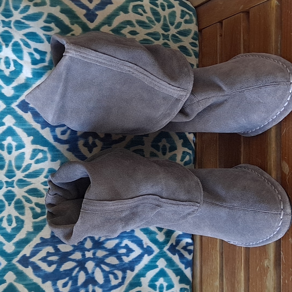 Hot in Hollywood suede gray boots
